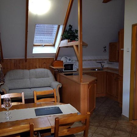 Sklep U Veselych Apartment Mutenice Luaran gambar