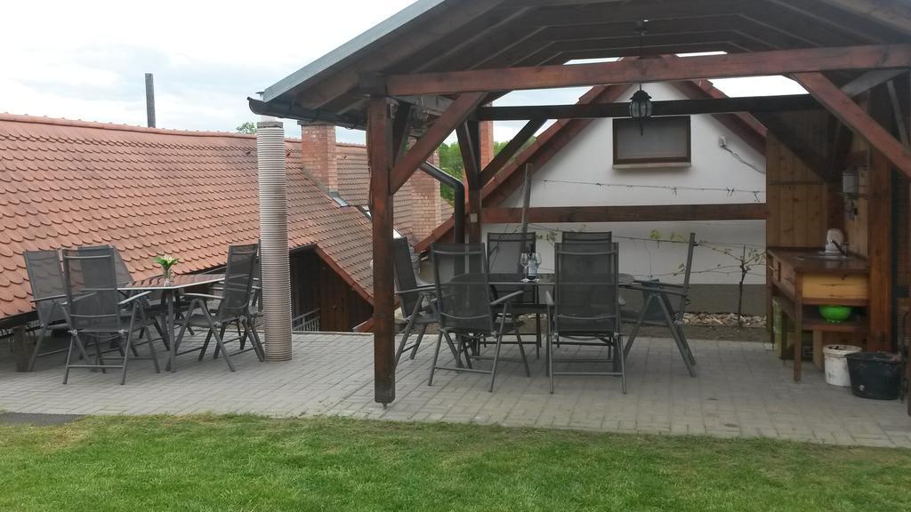 Sklep U Veselych Apartment Mutenice Luaran gambar