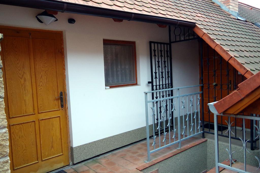 Sklep U Veselych Apartment Mutenice Luaran gambar