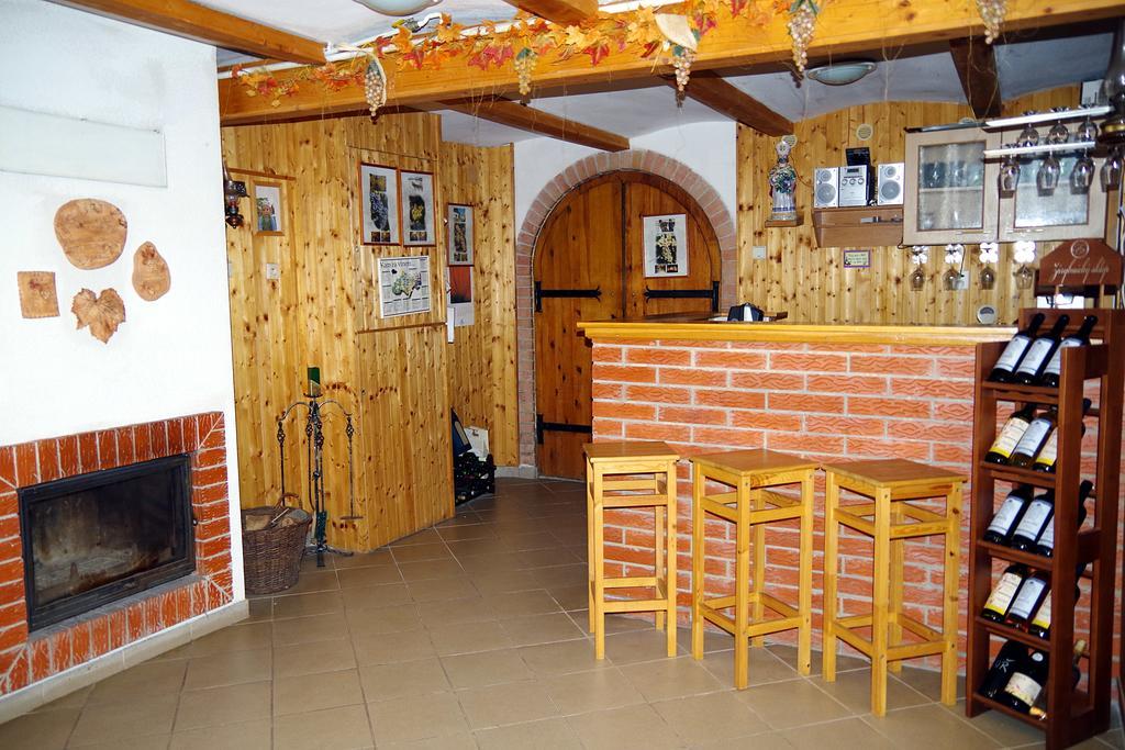 Sklep U Veselych Apartment Mutenice Luaran gambar