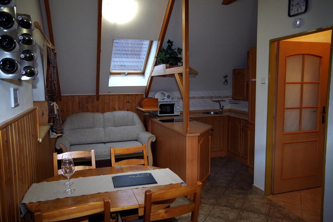 Sklep U Veselych Apartment Mutenice Luaran gambar