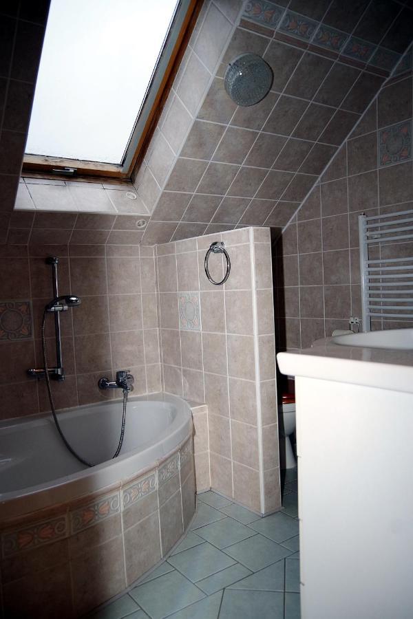 Sklep U Veselych Apartment Mutenice Luaran gambar