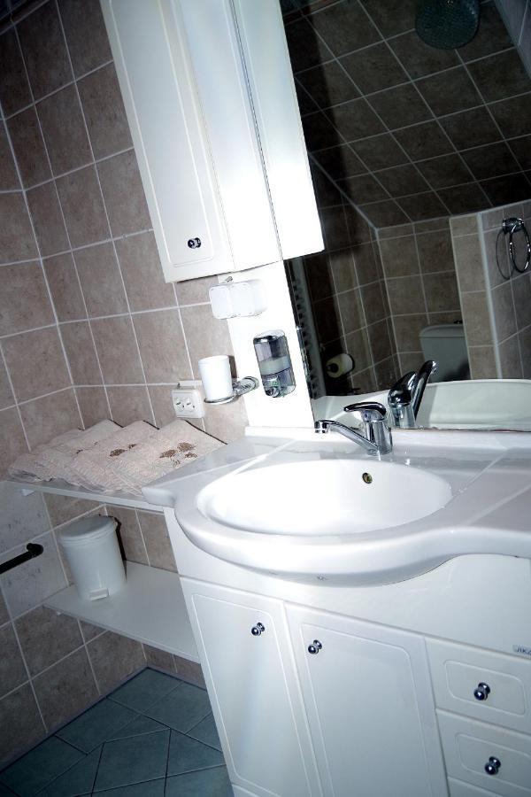 Sklep U Veselych Apartment Mutenice Luaran gambar