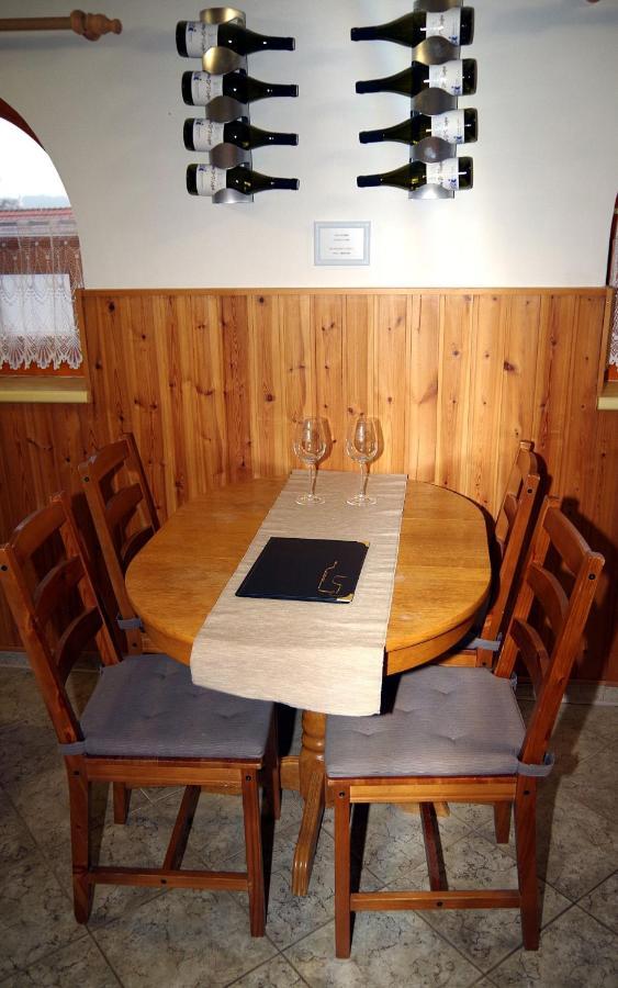 Sklep U Veselych Apartment Mutenice Luaran gambar