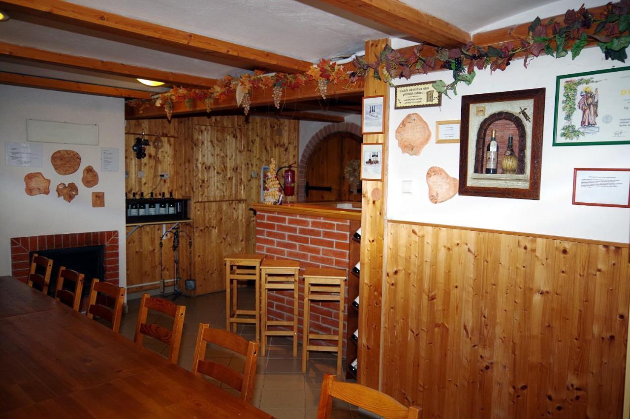 Sklep U Veselych Apartment Mutenice Luaran gambar