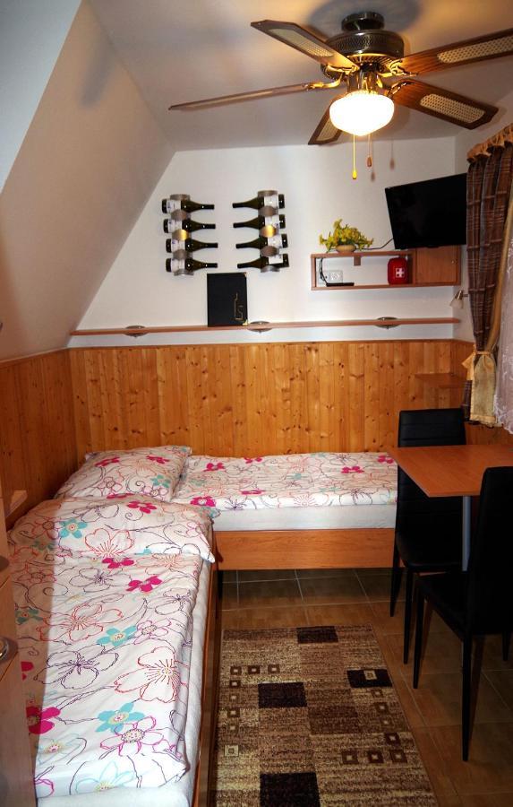 Sklep U Veselych Apartment Mutenice Luaran gambar