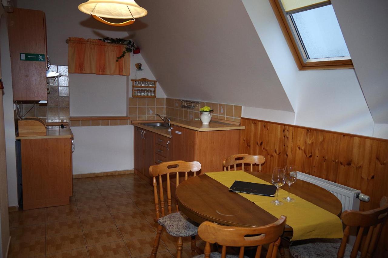 Sklep U Veselych Apartment Mutenice Luaran gambar
