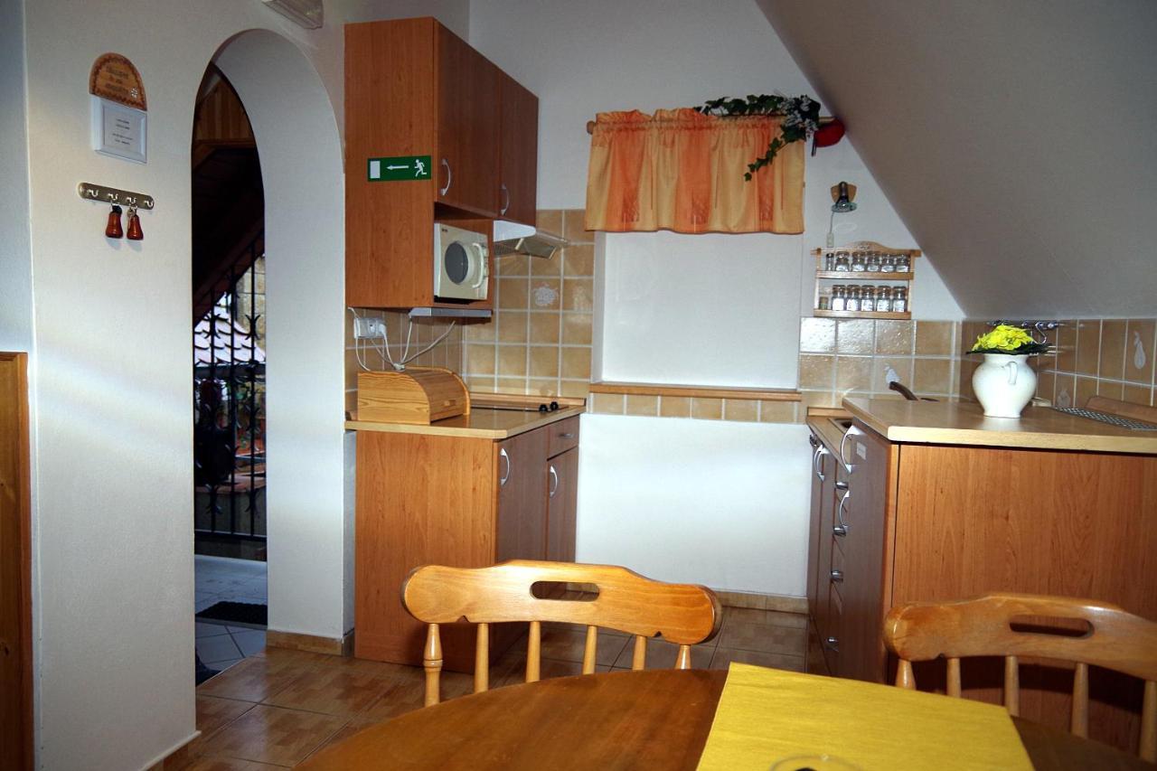 Sklep U Veselych Apartment Mutenice Luaran gambar