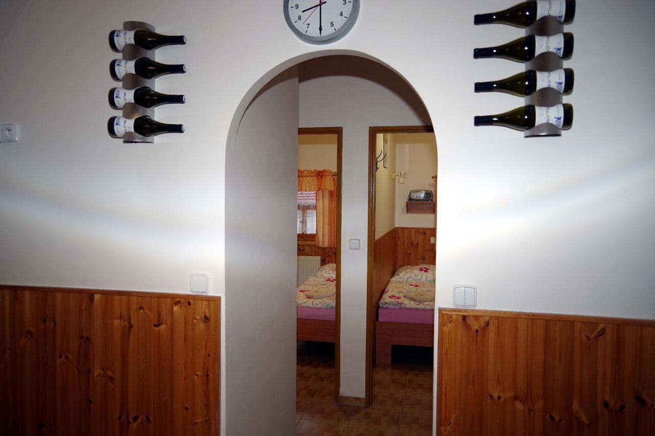 Sklep U Veselych Apartment Mutenice Luaran gambar
