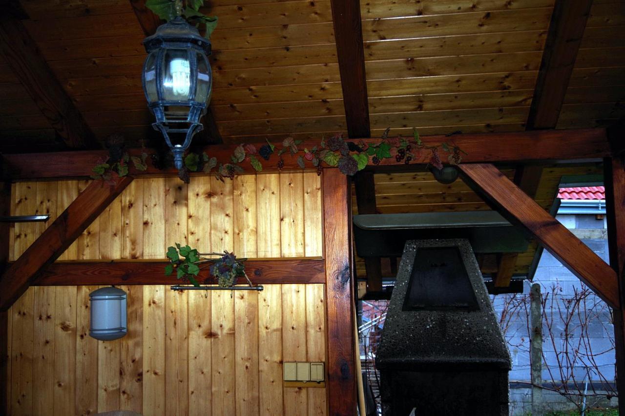 Sklep U Veselych Apartment Mutenice Luaran gambar