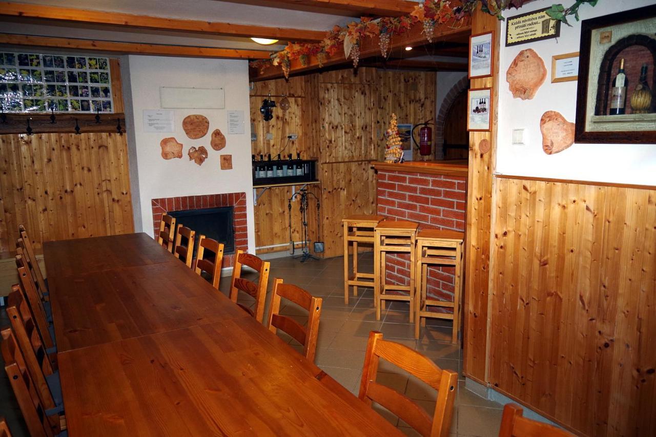 Sklep U Veselych Apartment Mutenice Luaran gambar